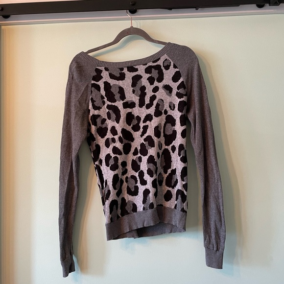 Express gray leopard sweater - Picture 2 of 3